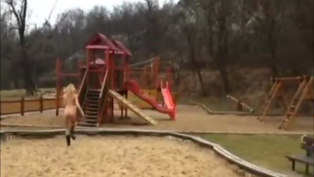 Авантюристке заплатили за то чтобы она разделась догола на улице и скатилась с горки