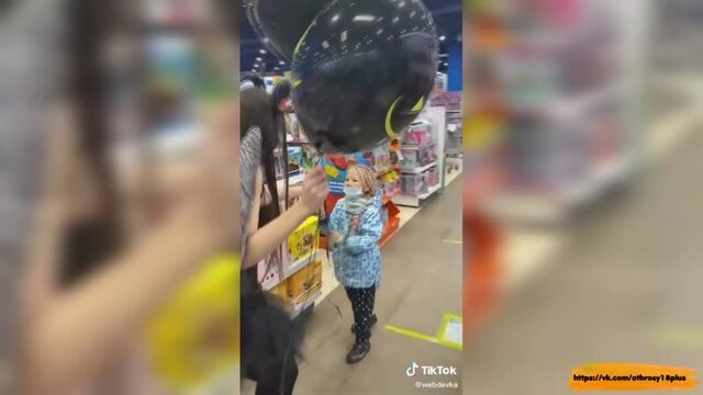 Годный тик-ток  сексуальная девочка раздает детям шарики в ТЦ
