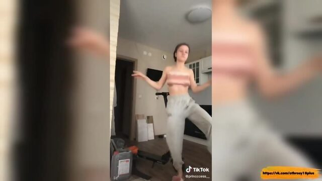 Годный тик-ток  танцует а грудь трясется