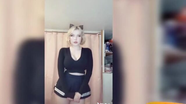 Годный тик-ток  студентка в ушках киски танцует