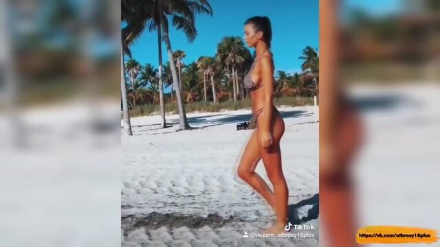 Годный тик-ток  модель гуляет по пляжу в купальнике