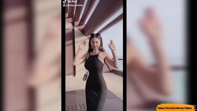 Годный тик-ток  красивое платье и большая грудь
