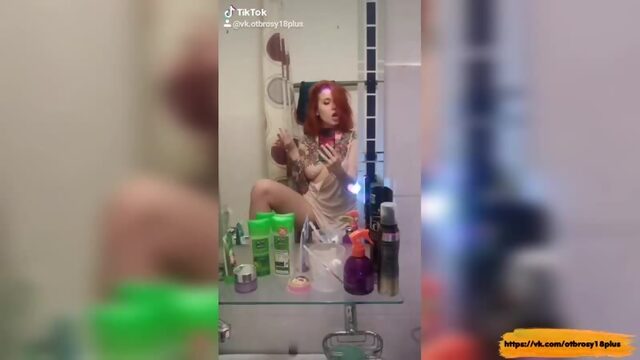 Голый тик-ток  Русская модель в тату показывает грудь в зеркало