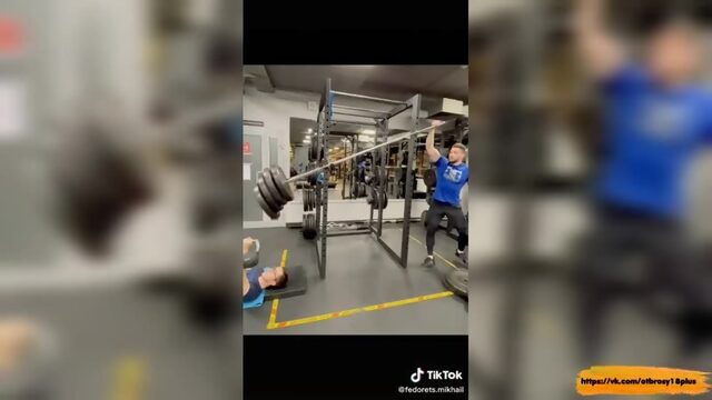 Годный тик-ток  убил ботаника в спортзале