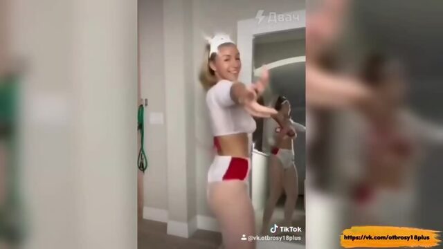 Годный тик-ток  медсестра танцует и ее грудь прыгает