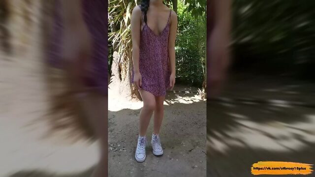 Голый тик-ток  девочка показала себя на улице без трусиков