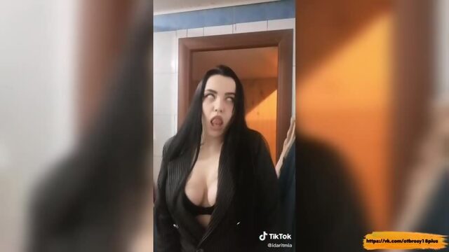 Годный тик-ток  молодая студентка пошло снимает