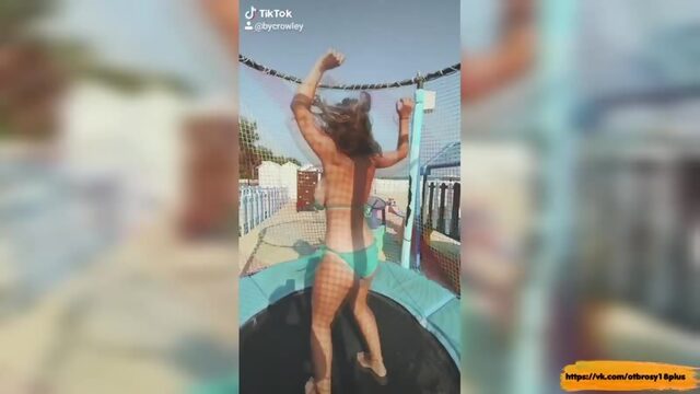 Годный тик-ток  огромная грудь в купальнике и батут
