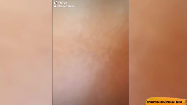 Голый тик-ток  девочка показала попку ткнув ее в камеру