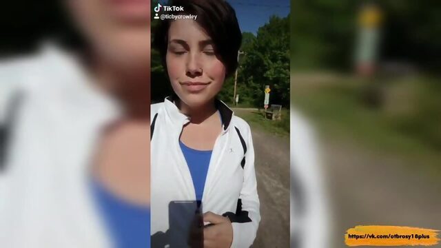 Голый тик-ток  гуляет с голой пиздой