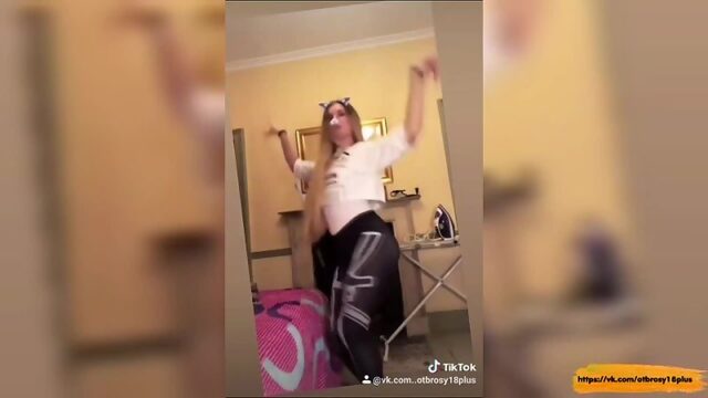 Годный тик-ток  сексуальная студентка танцует в лосинах