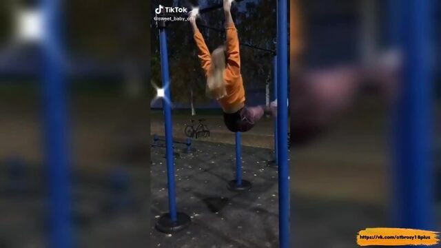 Годный тик-ток  упругая попка на турнике