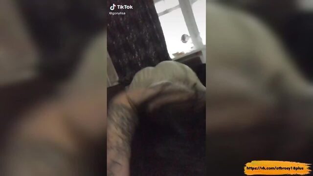 Годный тик-ток  студентка с тату показала попку