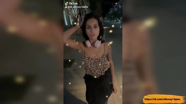 Голый тик-ток  скромно показала сисечки в городе