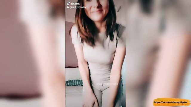 Голый тик-ток  скромная девочка и ее оголенная грудь
