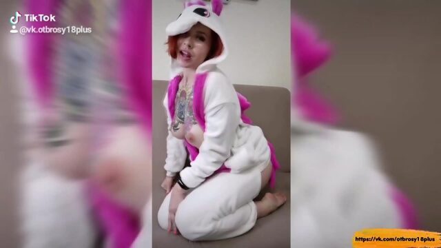 Голый тик-ток  сисястый единорог с татушкой