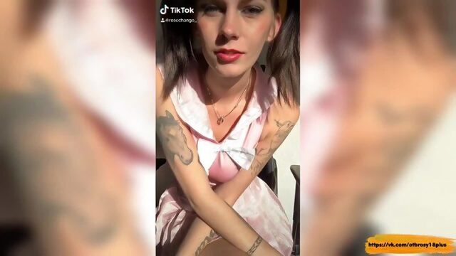 Голый тик-ток  сидит без трусиков