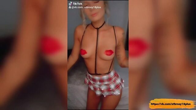 Голый тик-ток  сексуальная девочка танцует без лифчика