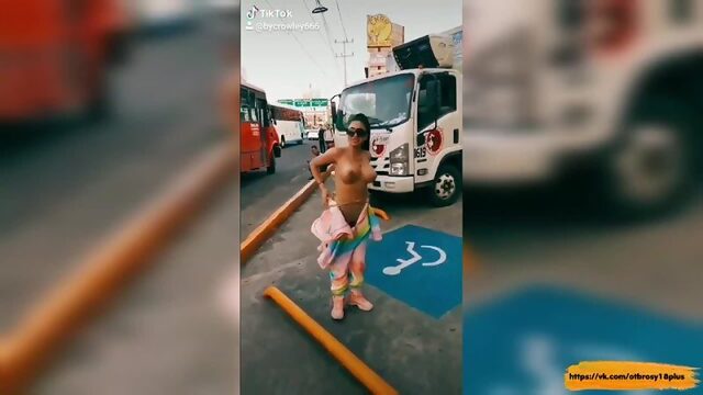 Голый тик-ток  разделась на улице