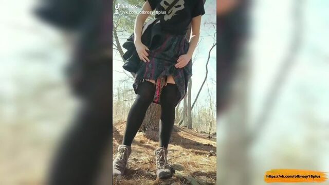 Голый тик-ток  попка в лесу