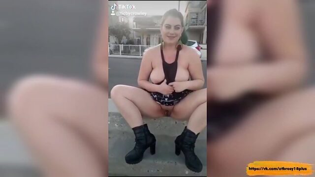 Голый тик-ток  показывает себя наулице без трусов