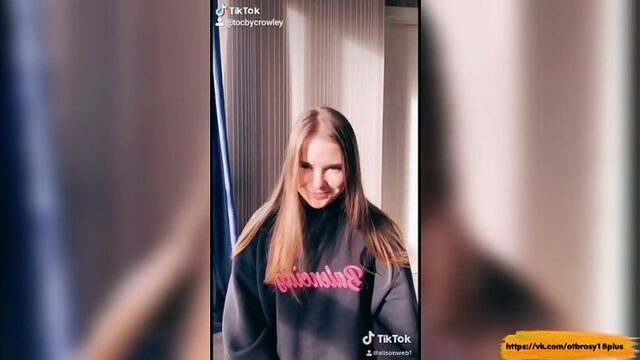 Голый тик-ток  без лифчика под пайтой