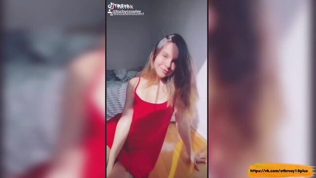 Голый тик-ток  показала откровенные платья