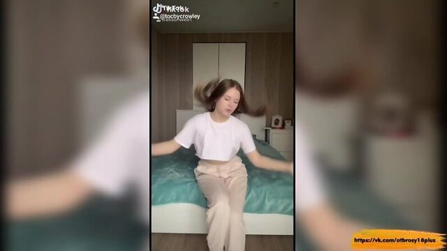Голый тик-ток  устроила показ сисек