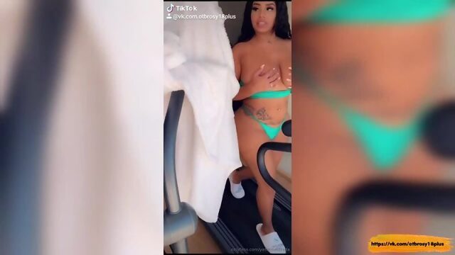 Голый тик-ток  сняла лифчик и прошлась по дорожке