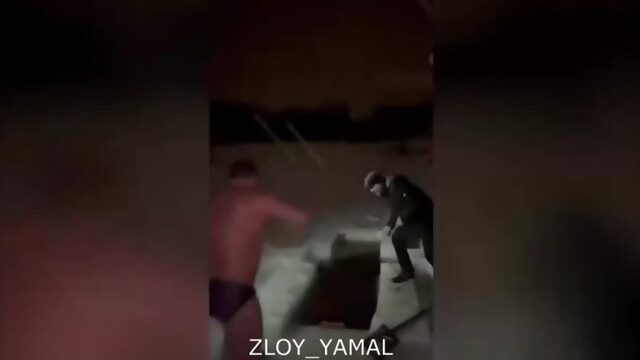 В Гатчине во время крещенских купаний утонула женщина Её моментально затянуло под лед и найти тело не смогли Злой Ямал.