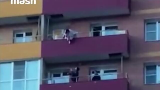 В Иркутске мужчина поймал соседку решившую прыгнуть с балкона
