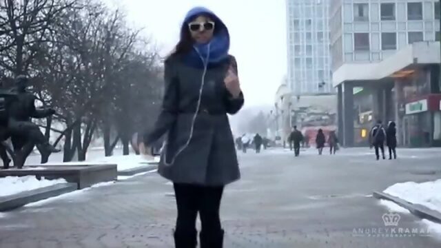 необычно танцует на улицах Минска 