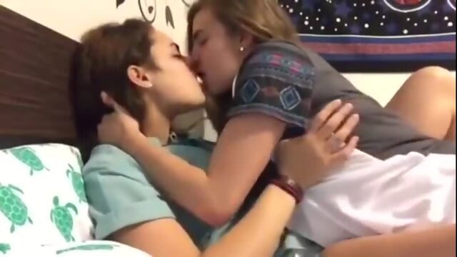 Целуюсь с лучшей подружкой)по секрету потом мы с ней переспали лесби поцелуй