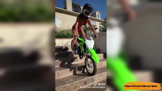 Годный тик-ток  девочка в купальнике и мотоцикл