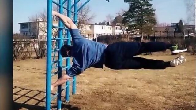 Андрей Смаев  обычный парень с нереальными силовыми.