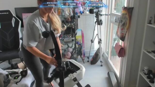 Спалила сиськи на стриме на Твиче  Засветила грудь в прямом эфире.